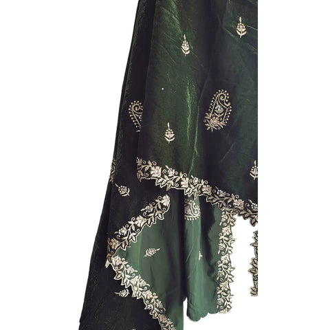 Embroidered pattern close-up on Velvet Dupatta