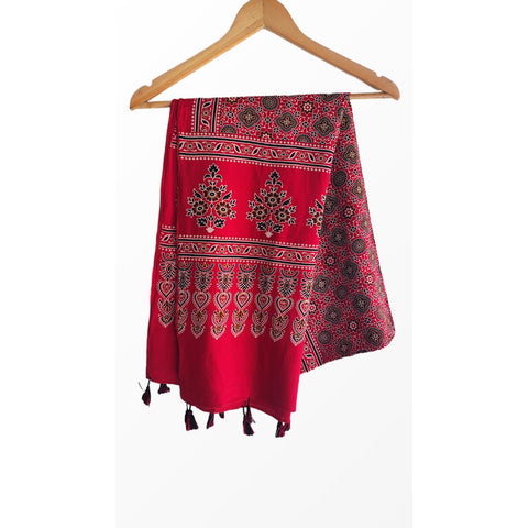 Red Ajrakh cotton stole ISAK16-08E — close-up of Ajrakh block print with tassels — Indiascarves