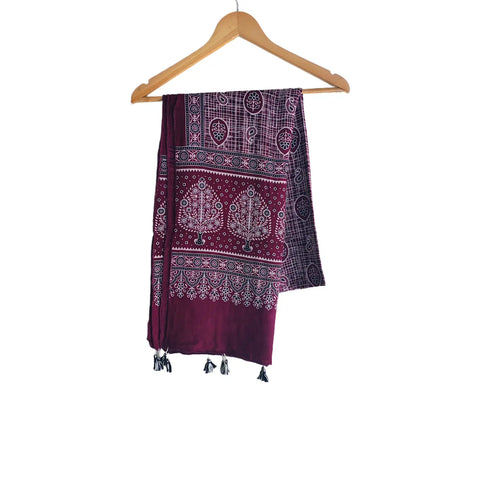 Maroon Ajrakh printed cotton stole ISAK16-09D — rich maroon with cream geometric patterns and tassels — Indiascarves