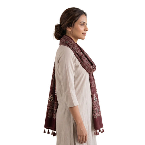 Maroon Ajrakh cotton stole ISAK16-12B worn by model — Kutch hand block print ethnic scarf — Indiascarves