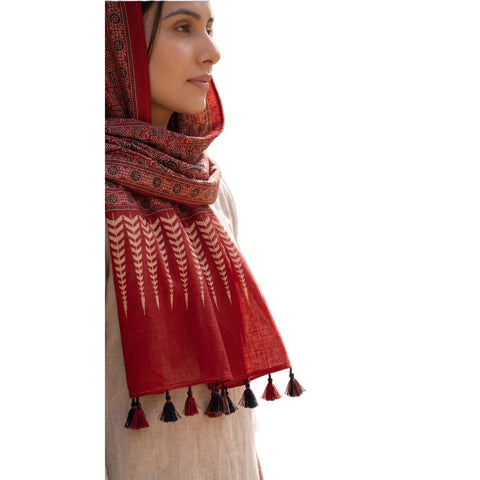 Red Ajrakh printed cotton stole ISAK16-13A — 55x210 cm traditional Indian dupatta with tassels — Indiascarves