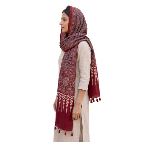 Maroon Ajrakh cotton stole ISAK16-13C worn by model — Kutch hand block print ethnic scarf — Indiascarves