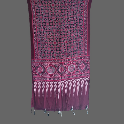 Maroon Ajrakh cotton stole ISAK16-13F — close-up of intricate block print border and paisley motifs — Indiascarves
